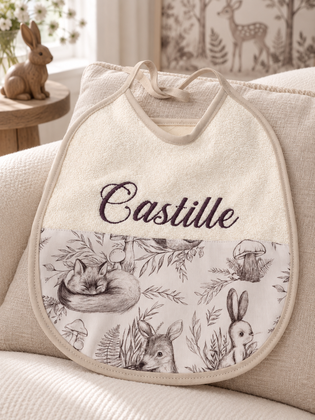 Bavoir Castille brodé, aux motifs d’animaux de la forêt