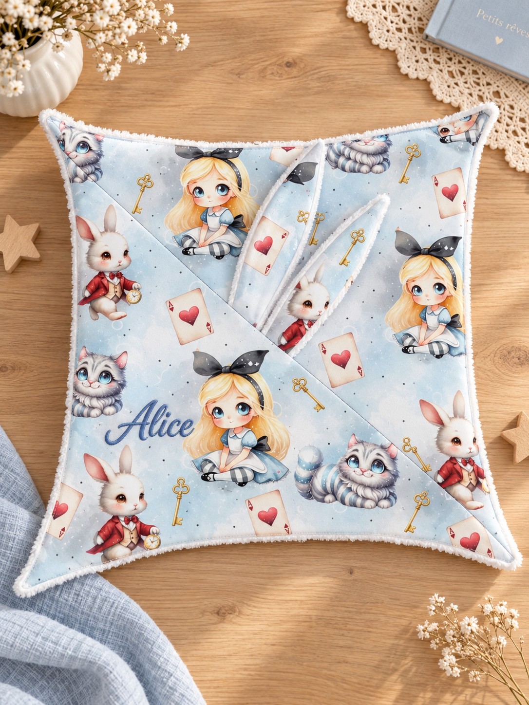 Doudou Alice — Petite fille, chats et lapins sur fond bleu