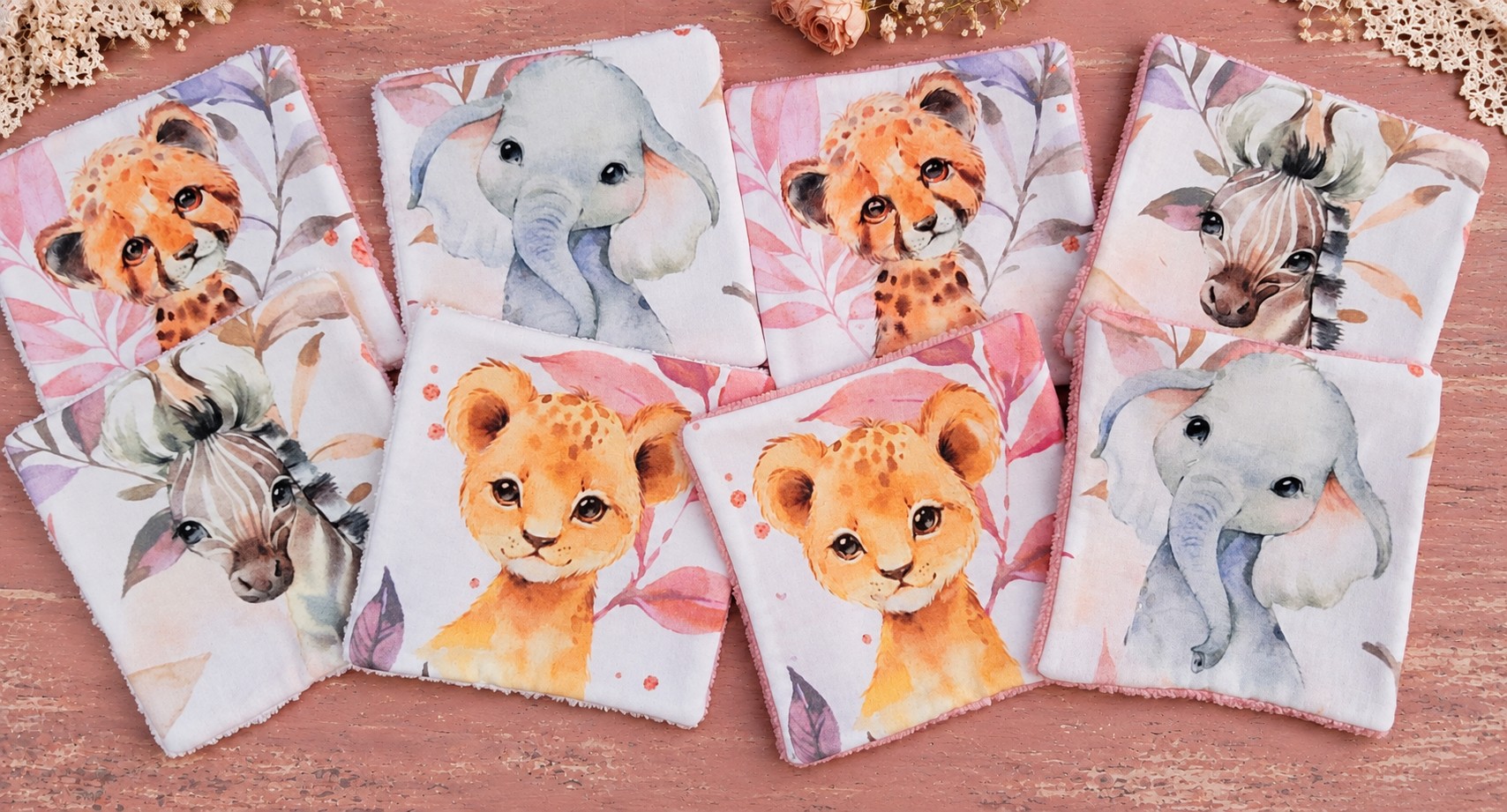 Lingettes bébé avec tous les petits animaux sur fond rose
